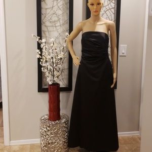 BEAUTIFUL BLACK EVENING GOWN WITH WRAP!